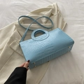 Sac à main bleu clair en similicuir avec motif crocodile et poignée ronde découpée - Bleu