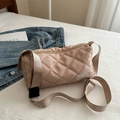 Schicke aprikosenrosa Stepptasche mit Rautenmuster und breitem Stoff-Schultergurt - Khaki
