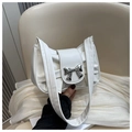 Detail der weißen Plissee-Schultertasche mit einer polierten silbernen Metallschleife - Weiß
