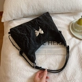Borsa tote nera con texture a pieghe e charm a farfalla argentata in stile chic - Nero