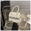 Detalle de bolso blanco con solapa de borde ondulado y asa redonda de diseño moderno - Blanco