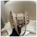 Detailaufnahme der beigen Umhängetasche mit silberner Metallschleife und Faltenoptik - Khaki