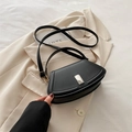 Bolso bandolera negro mate estructurado con hebilla plateada y correa ajustable - Negro