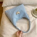 Borsa a mezzaluna celeste a pieghe con fibbia a farfalla argentata e tracolla a catena - Blu