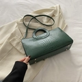 Sac à bandoulière vert foncé texture croco et poignée ronde sur blazer beige - Vert
