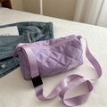 Lila gesteppte Zylindertasche mit Rautenmuster und breitem Schultergurt für Damen - Lila