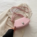 Bolso bandolera de piel sintética rosa con hebilla plateada y correa ajustable - Rosa