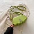 Bolso bandolera verde fruta con placa plateada y correa ajustable para el hombro - Verde