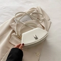 Bolso trapecio de cuero blanco crema con asa redondeada y detalles en metal dorado - Blanco