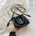 Schicke schwarze Beuteltasche mit Kordelzug, Silberkette und geknotetem Schultergurt - Schwarz