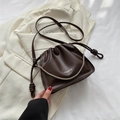 Dunkelbraune Beuteltasche mit Kordelzug, Silberkette und geknoteten Umhängeriemen - Kaffee