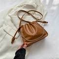 Schicke braune Beuteltasche aus glattem PU-Leder mit Silberkette und Kordelzug-Detail - Braun