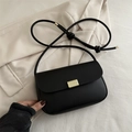 Borsa a tracolla minimalista in pelle nera opaca con chiusura dorata e tracolla con nodi - Nero
