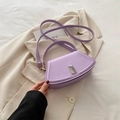 Lavendelfarbene Halbmond-Handtasche mit Silberschnalle und verstellbarem Schultergurt - Lila