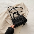 Bolso bandolera negro mate minimalista con asa superior y detalle de borla - Negro