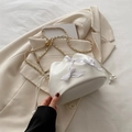 Sac seau nuage en cuir blanc avec nœuds élégants et bandoulière en chaîne dorée - Blanc