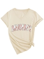 Detalle de camiseta beige con cuello en V, estampado MOMMY de béisbol y nudo frontal - S / Arena