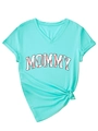 Detalle de camiseta de cuello en V verde menta con estampado MOMMY y nudo en el lateral - S / Verde Menta