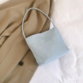 Minimalistische lichtblauwe okseltas met Pretty and Libety reliëf voor dames - Blauw