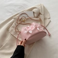 Sac seau rose à cordon avec nœuds blancs en soie et bandoulière en chaîne dorée - Rose