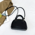 Bolso bandolera negro de moda con textura tejida y herrajes dorados elegantes - Negro