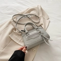 Bolso de mano minimalista gris-verde de cuero estilo mini luggage con borlas y correa - Gris