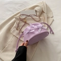 Sac seau violet clair avec des nœuds en satin blanc et une bandoulière chaîne chic - Violet