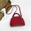 Bolso bandolera rojo con forma de concha con textura tejida y correa ajustable - Rojo
