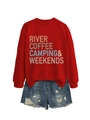 Flach liegendes rotes Camping-Sweatshirt kombiniert mit blauen Jeansshorts mit Destroyed-Effekt - S / Rot