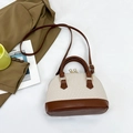 Bolso tipo concha beige con textura de cocodrilo y detalles en marrón café oscuro - Marrón Amarillento
