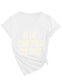 Dettaglio della T-shirt bianca con scollo a V, slogan IS LIE e orlo annodato alla moda - S / Bianco