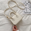 Bolso bandolera mini blanco crema con hebillas doradas y diseño cuadrado moderno - Blanco