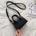 Mini bolso bandolera de piel sintética negra con asas y accesorios de metal dorado - Negro