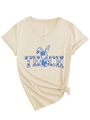 Détail du t-shirt à col en V avec lettrage TEACH floral bleu et silhouette de lapin - S / Sable