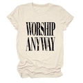 Dettaglio della stampa WORSHIP ANYWAY su una maglietta a maniche corte in cotone color crema - S / Sabbia (Testo Nero)