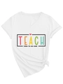 Dettaglio maglietta bianca con scollo a V, scritta 'TEACH THEM TO BE KIND' e nodo in vita - S / Bianco (Stampa Nera)
