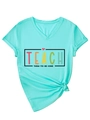 Dettaglio della t-shirt verde menta con scollo a V, maniche arrotolate e stampa colorata - S / Blu Acqua Profonda (Stampa Nera)