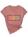 Détail d'un t-shirt rose col en V avec imprimé et design de nœud sur le côté - S / Or Rose (Imprimé Noir)