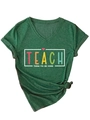 Détail d'un t-shirt doux à col en V avec impression Teach Them To Be Kind - S / Vert Vintage (Imprimé Blanc)
