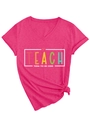 Détail du t-shirt à col en V avec ourlet noué et imprimé Teach Them To Be Kind coloré - S / Rouge Rose (Imprimé Blanc)