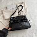 Elegante bolso tote negro con pliegues y lazos dobles en cuero sintético suave - Negro
