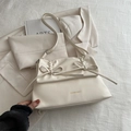 Bolso de hombro chic blanco crema con elegante solapa plisada y detalles de lazos - Blanco