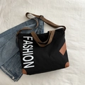 Große schwarze Canvas-Tasche mit braunen Trägern und weißem FASHION-Aufdruck - Schwarz