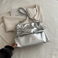 Bolso de hombro plateado con lazos 3D y acabado metálico sobre blazer beige suave - Plateado