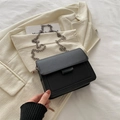 Borsa a tracolla quadrata nera minimalista con catena in metallo e finitura opaca - Nero