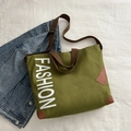 Olivgrüne Canvas-Einkaufstasche mit Fashion-Aufdruck und braunen Lederakzenten - Grün
