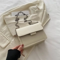 Borsa a tracolla minimalista beige in pelle opaca con sottile catena in metallo - Bianco
