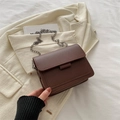 Piccola borsa quadrata marrone scuro con texture in pelle e tracolla a catena in metallo - Marrone