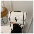 Detailansicht der weißen Stepptasche mit V-Nähten und edlem Kettenriemen für Damen - Weiß