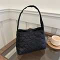 Bolso tote negro a la moda con acolchado de corazones, gran capacidad y diseño ligero - Negro
